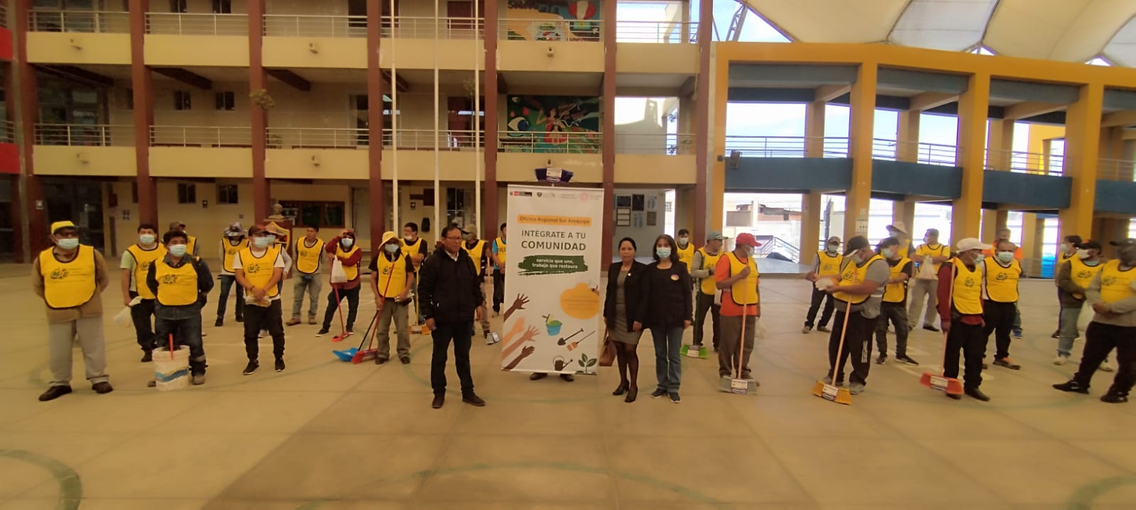 Personas que cumplen sentencia en libertad, participaron en jornada de limpieza de colegios en Arequipa