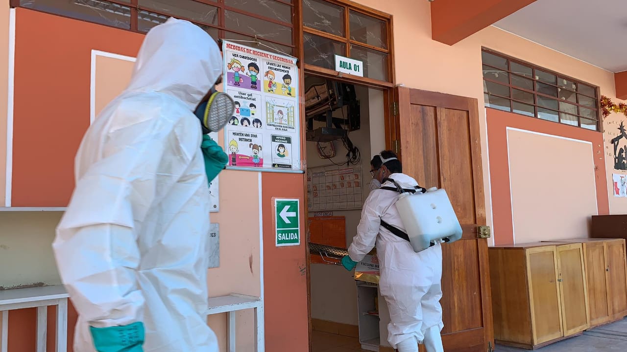 Realizan fumigación y desinfección de colegios en Paucarpata para el inicio del año escolar