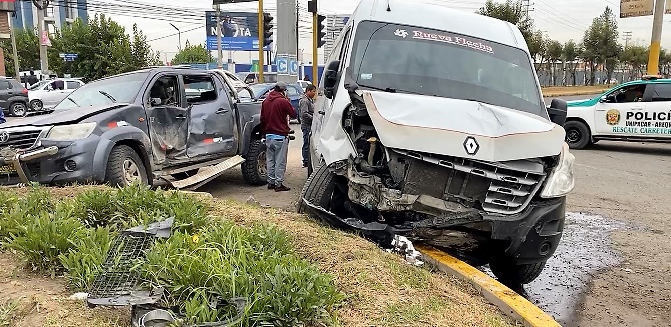 Minivan con Camioneta chocan en el parque industrial de Arequipa