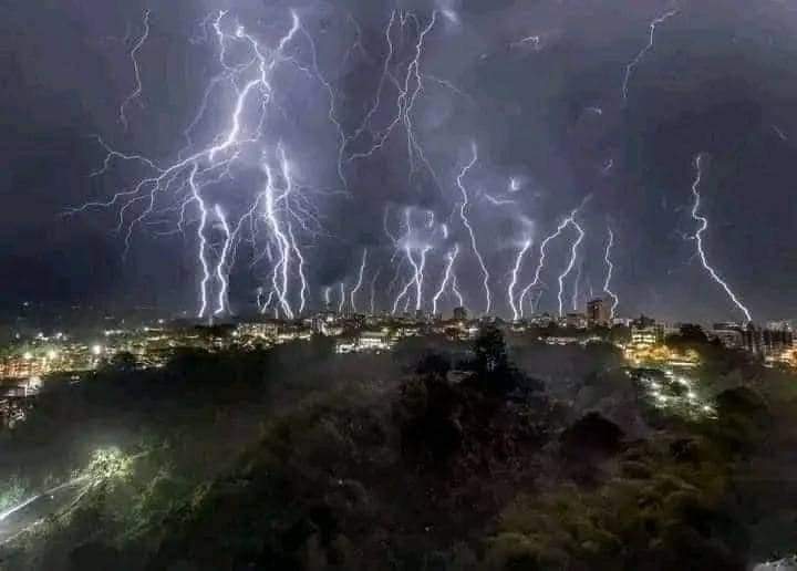Captan impresionante tormenta eléctrica registrada ayer viernes en el norte del país
