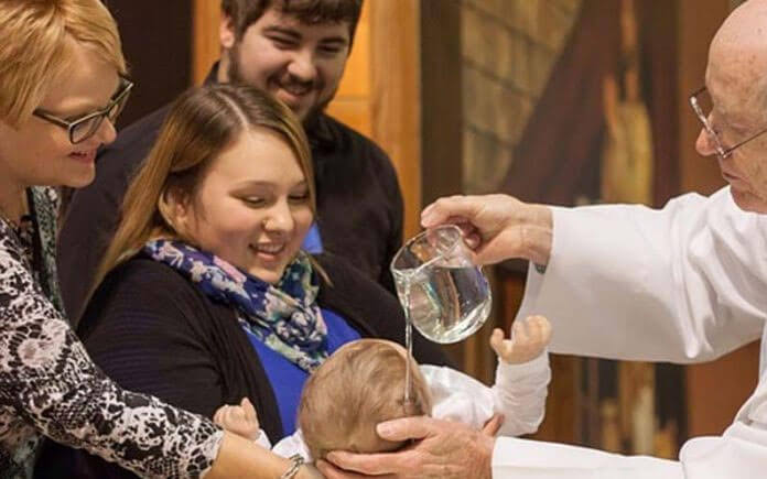 Iglesia elimina figura de padrinos en bautizos