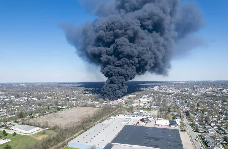 VIDEO. Dantesco incendio se registra en una planta de reciclaje de EE.UU.