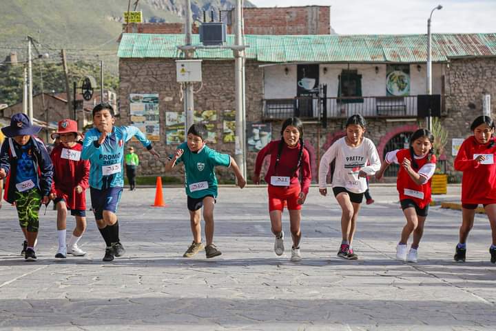 Niños Cayllominos participan en mini maratón en la plaza principal de Chivay