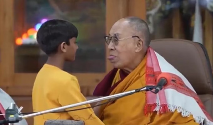 Dalai Lama pidió disculpas por imágenes donde besa a niño en la boca