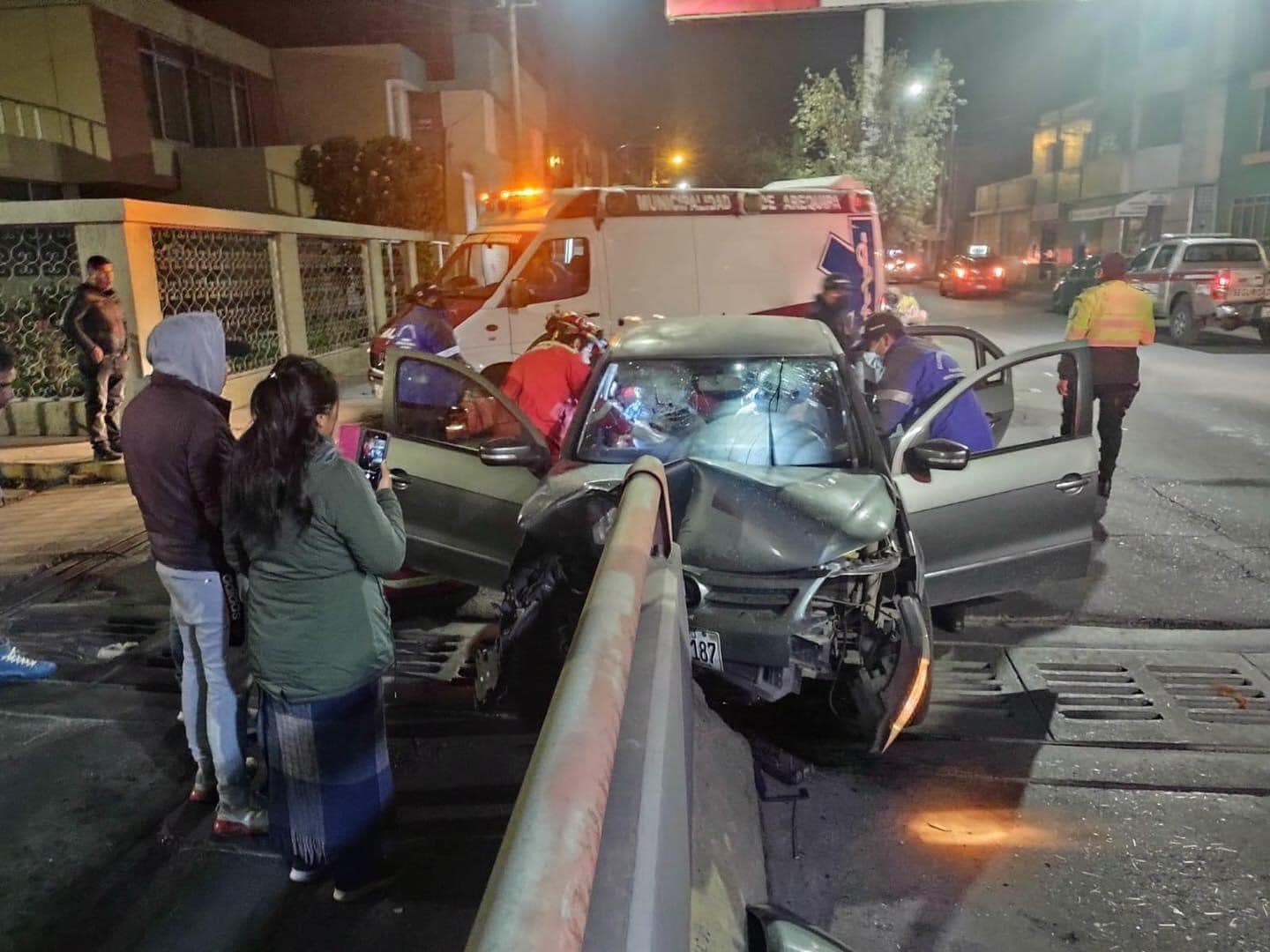 Automóvil choca contra muro de ingreso al by pass de la av. Daniel Alcides Carrión dejando dos personas heridas