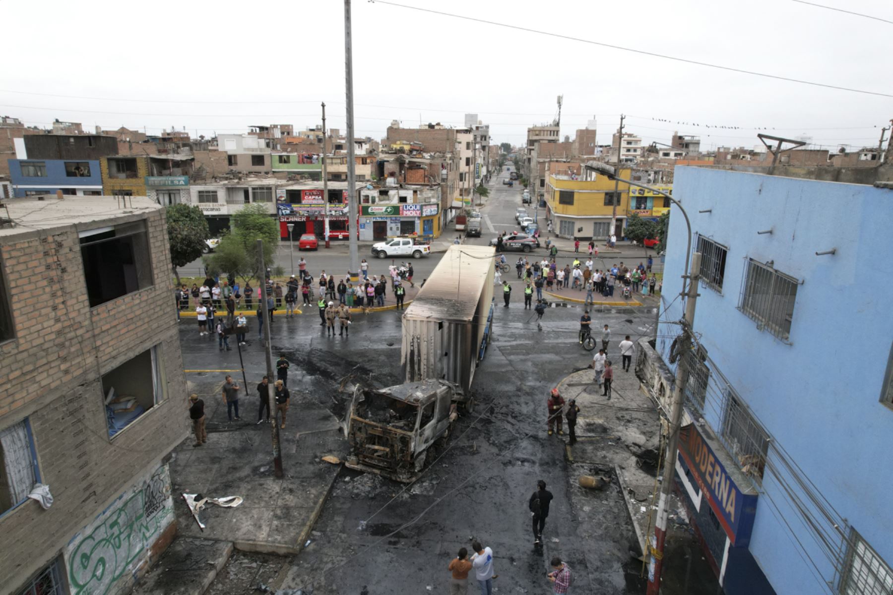 Choque de combi y tráiler ocasiona explosión e incendio de vehículos dejando varios heridos en Lima