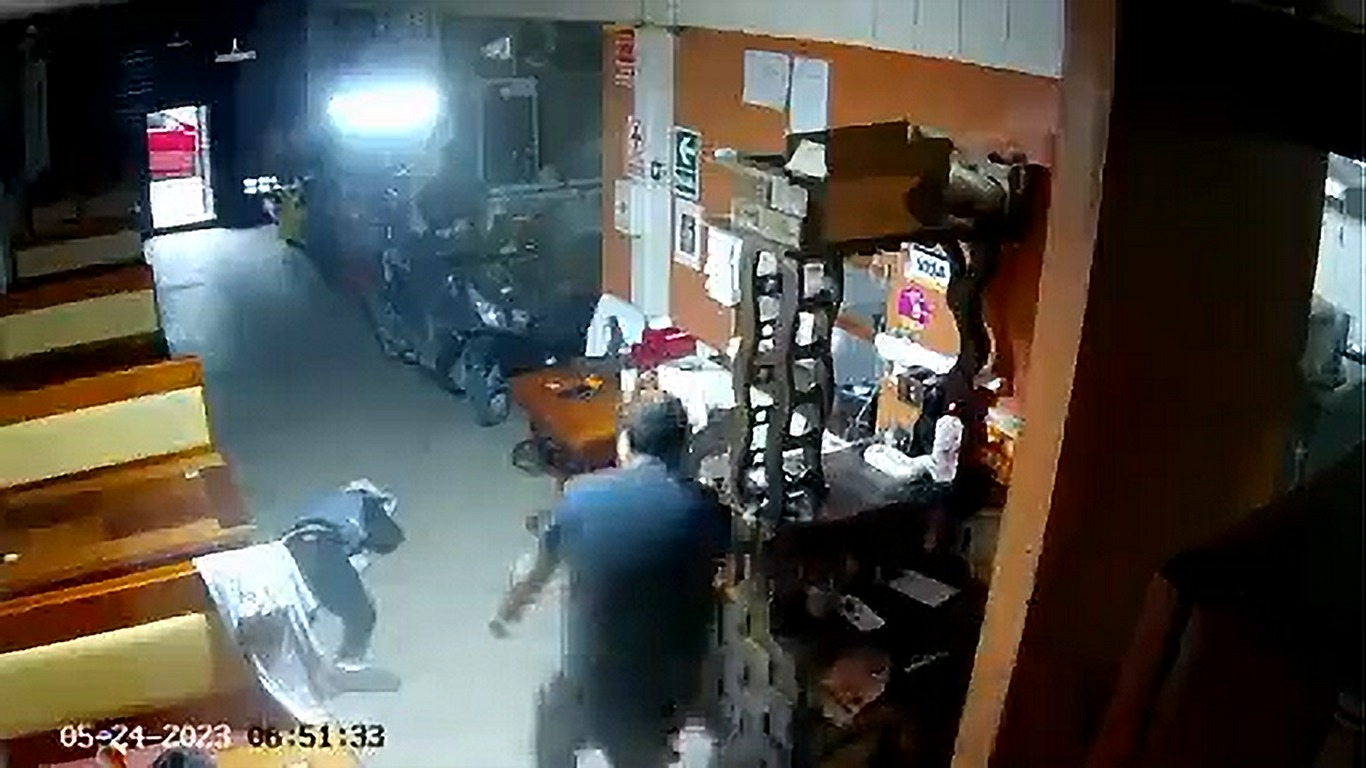 VIDEO: Dueño de chifa dispara a sujeto que intentaba robar en su negocio