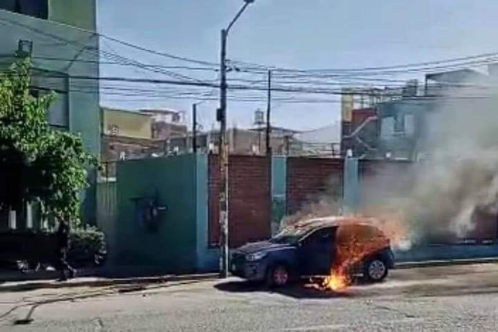 Sexagenario prende fuego a su automóvil con él adentro, en las afueras de la comisaría de Zamácola