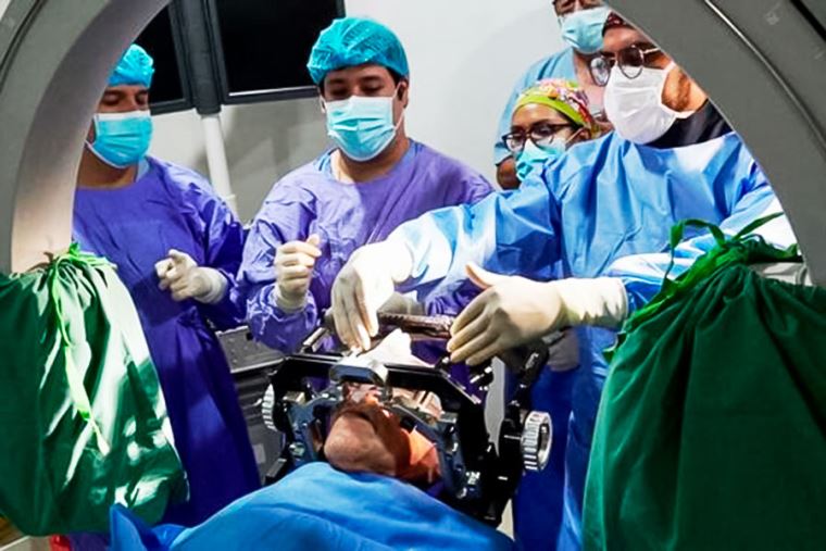 Médicos realizan primera implantación de estimulador cerebral a paciente con parkinson avanzado