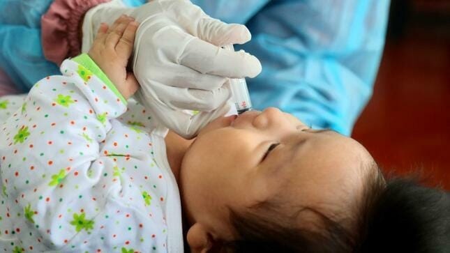 Aprueban transferencia de 27 millones de soles para reforzar vacunación contra la polio y sarampión en 12 regiones