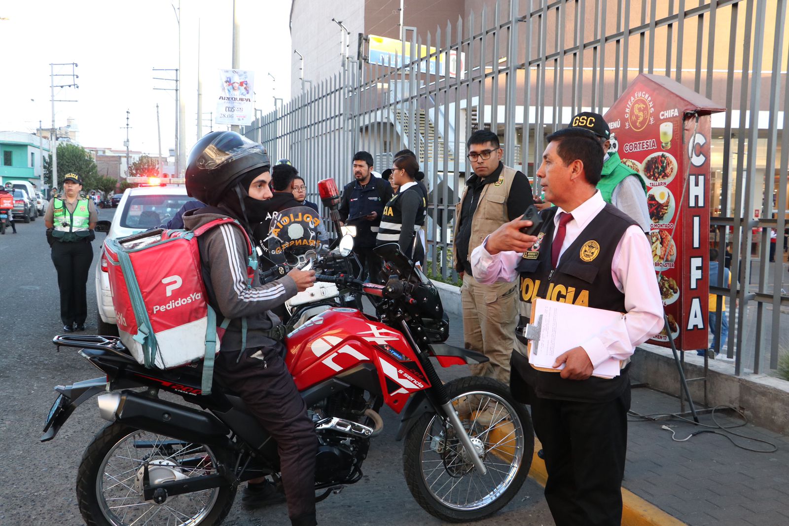 Municipalidad de Paucarpata y Policía Nacional realizaron intervención a motociclistas y taxistas en alrededores del Mall Aventura