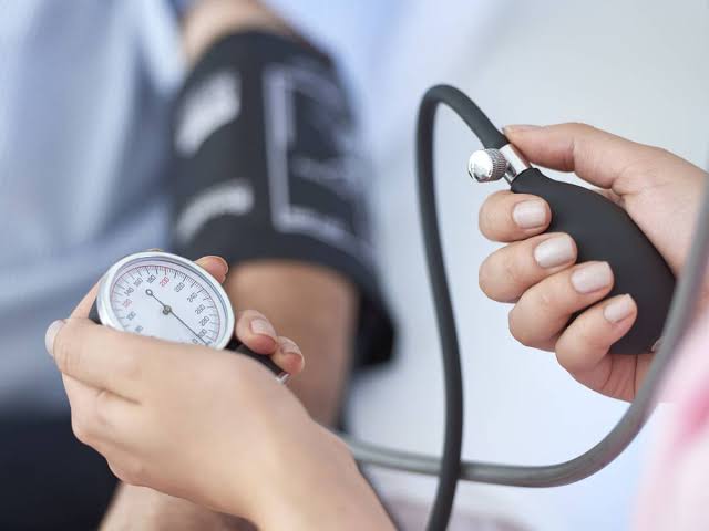Nutricionistas del INS recomiendan realizarse un control anual de presión arterial a partir de los 30 años y de glucemia desde los 40 años