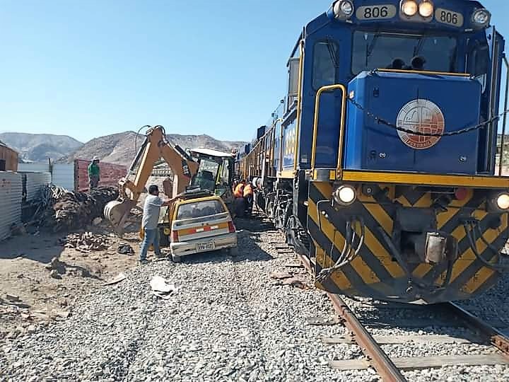 Tren choca con automóvil tico y una retroexcavadora en el sector de La Estación en el distrito de Uchumayo