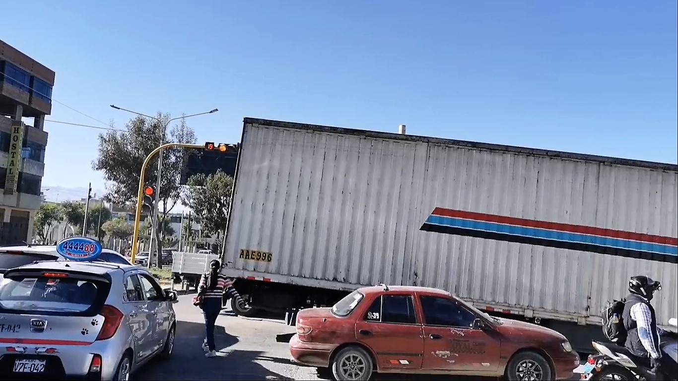Camiones quedan atascados en la linea del tren y ocasionan caos vehicular en Zamácola