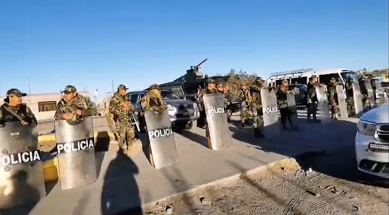 Fuerte contingente policial y presencia militar se observa en el puente Añashuayco en el cono norte de Arequipa