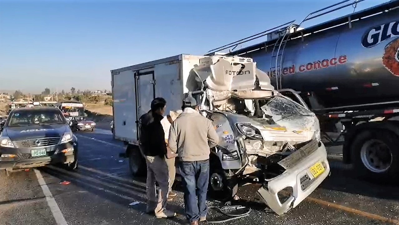 Una persona herida deja choque por alcance de un furgón con un camión en el ingreso a Arequipa
