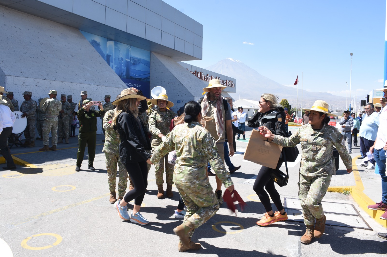 GALERÍA. A ritmo de música arequipeña, miembros del Ejército Peruano dieron bienvenida a turistas en el aeropuerto Alfredo Rodríguez Ballón