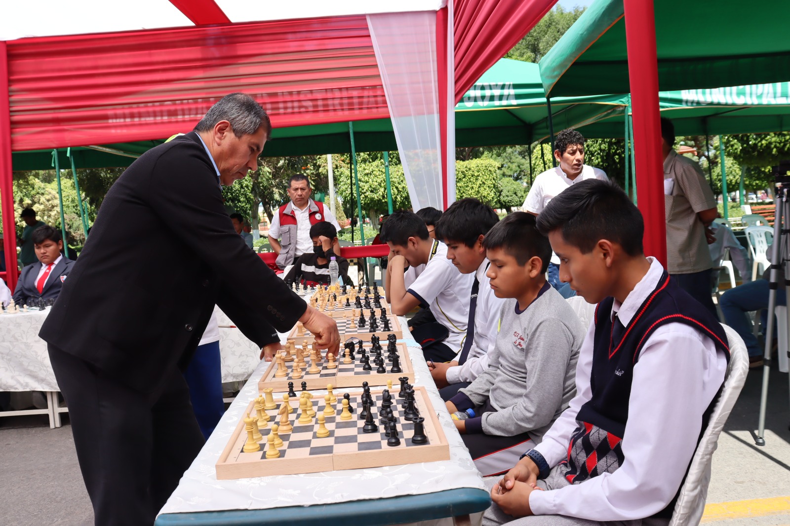 Julio Ernesto Granda jugó ajedrez en simultáneo con 30 niños y jóvenes de La Joya