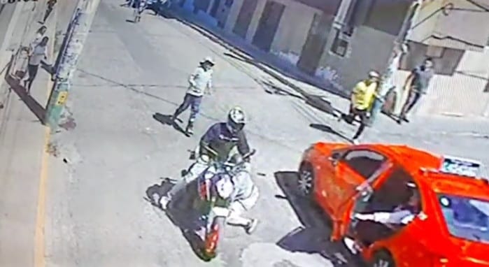 Delincuente en moto es capturado por vecinos de Paucarpata tras asaltar y arrastrar a una vecina