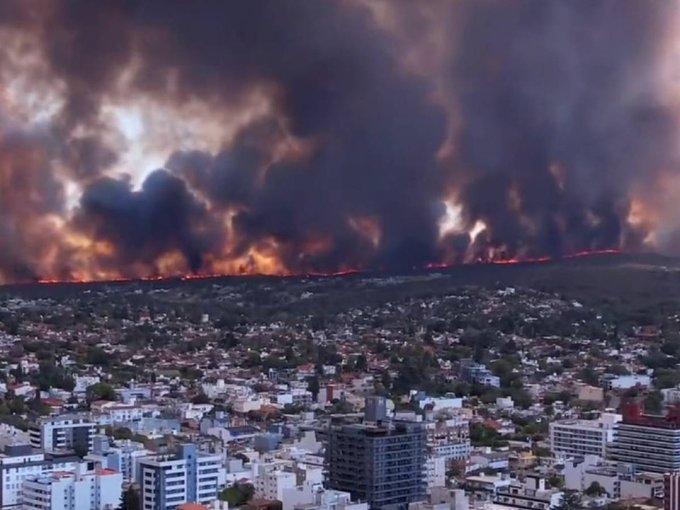 Incendio forestal avanza y amenaza a ciudad Argentina de Villa Carlos Paz