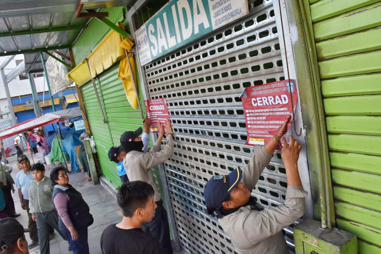 Fiscalizadores de la municipalidad de Bustamante y Rivero clausuran mercado “FEPA” por ilegal e insalubre