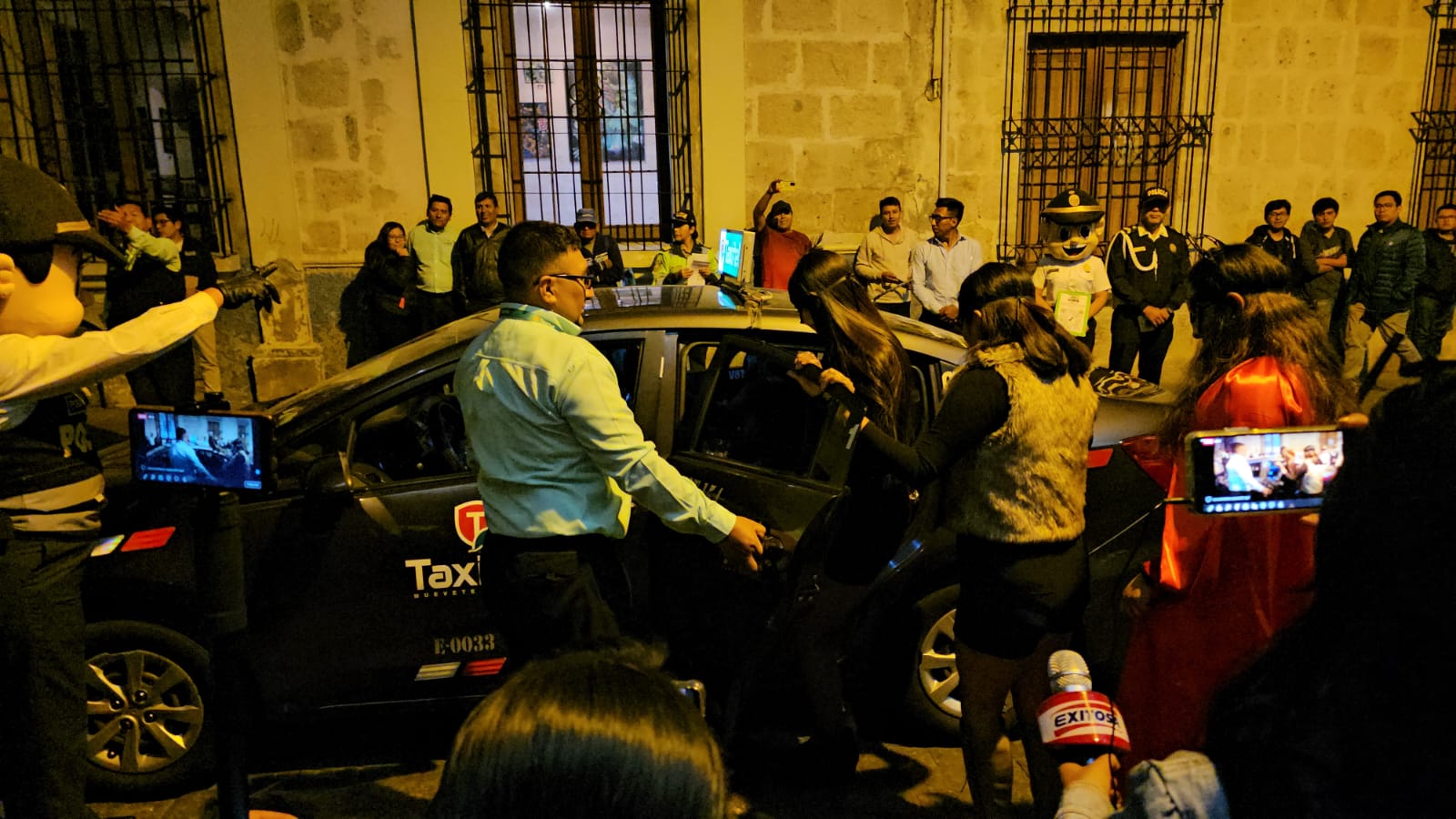 Policías y taxistas realizan simulacro de robo en taxi para plantear estrategias de resguardo en las fiestas de este 31 de octubre