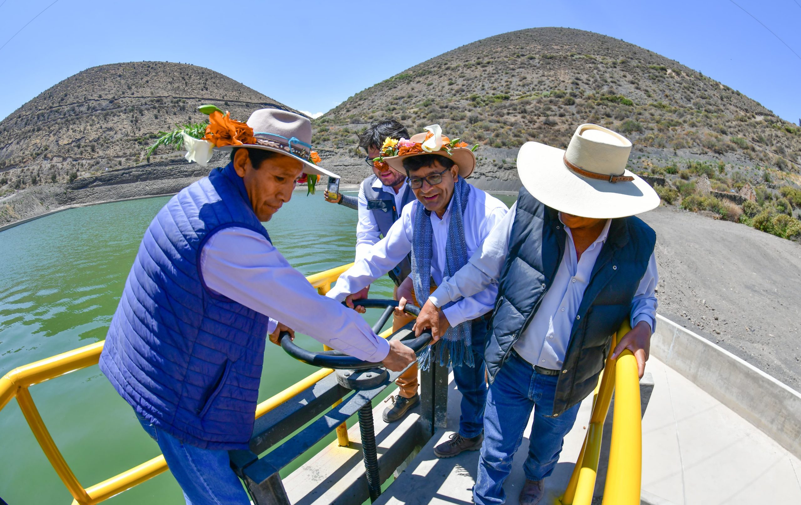 Gobernador Regional de Arequipa entregó obras en partes altas de Castilla