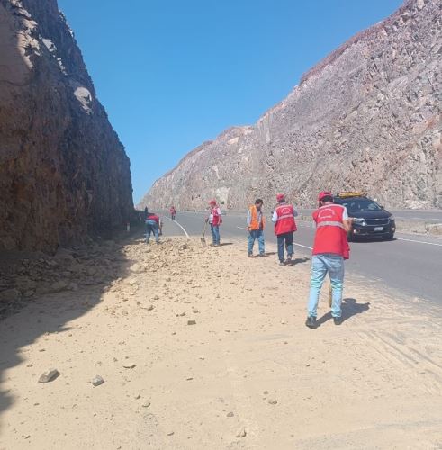Recuperan carreteras tras deslizamientos provocados por sismo de 5.7 grados que afecto provincias de Arequipa