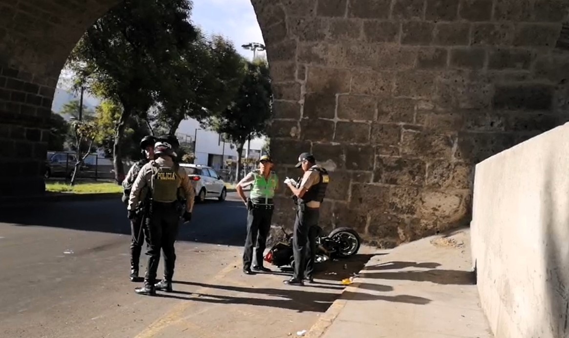 Efectivo policial queda grave tras chocar su moto contra el puente Bolognesi