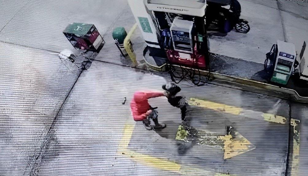 VIDEO Delincuentes armados asaltan dos grifos en la ciudad de Camaná y dejan un trabajador herido