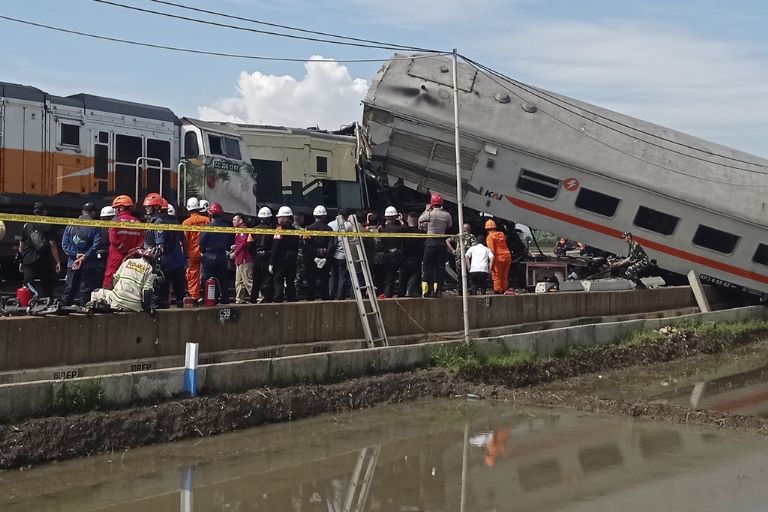 Al menos cuatro personas perdieron la vida y una treintena quedaron heridas tras el Choque de dos trenes en Indonesia