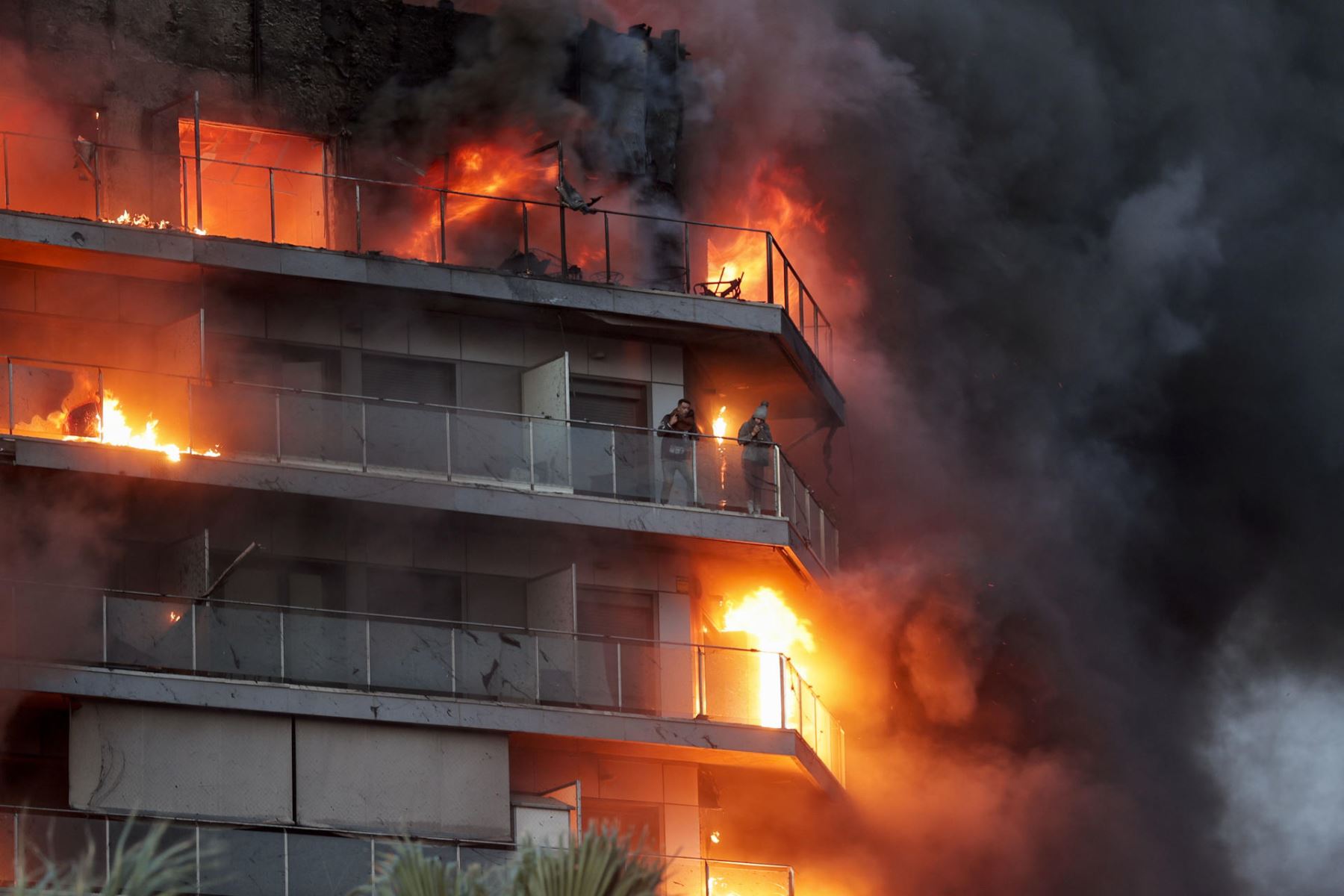 Cuatro fallecidos y 19 desaparecidos va dejando un incendio en un edificio de catorce pisos en España