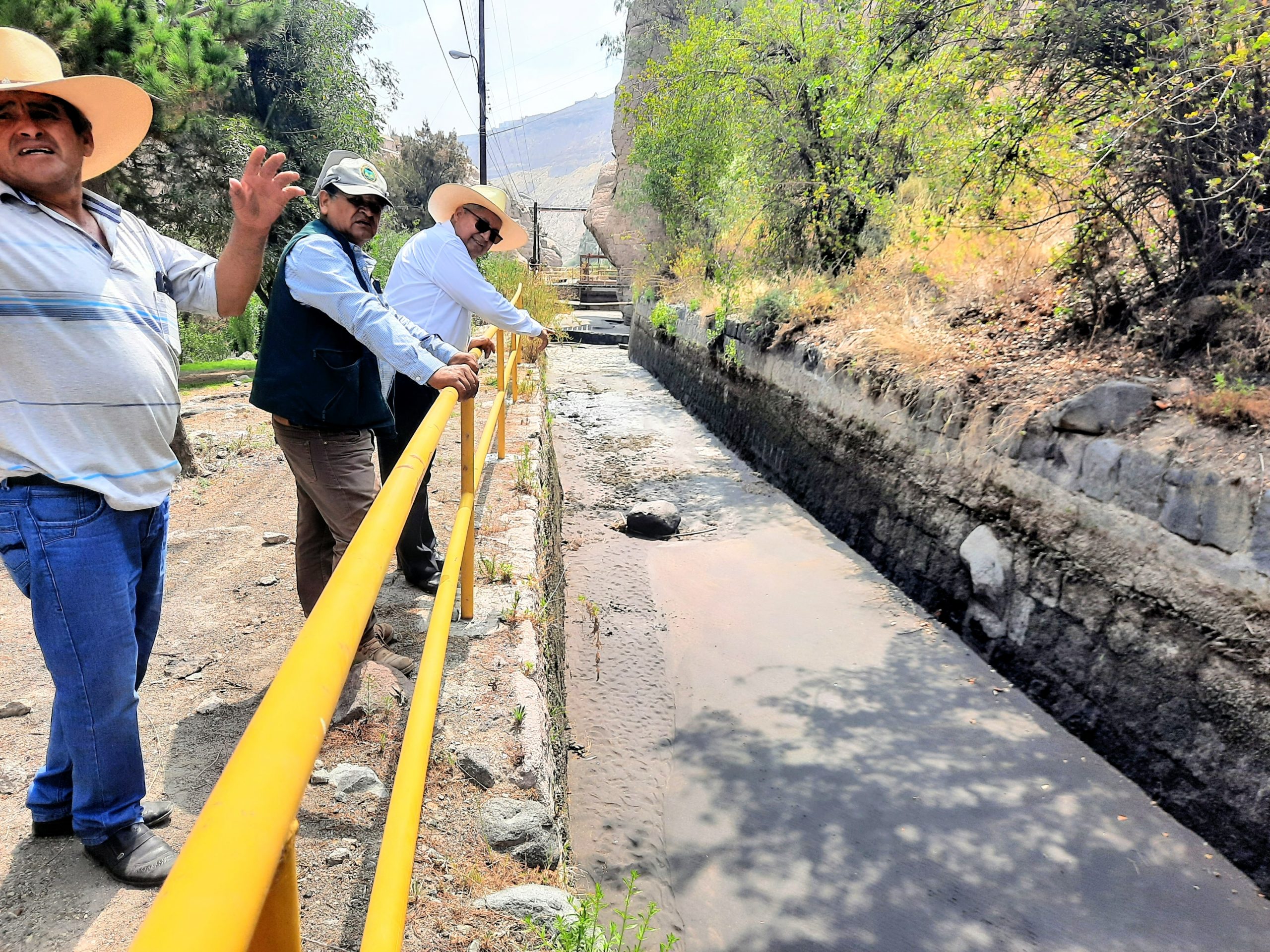 Agricultura pidió a alcalde provincial de Arequipa, apoye en la limpieza de canales de riego