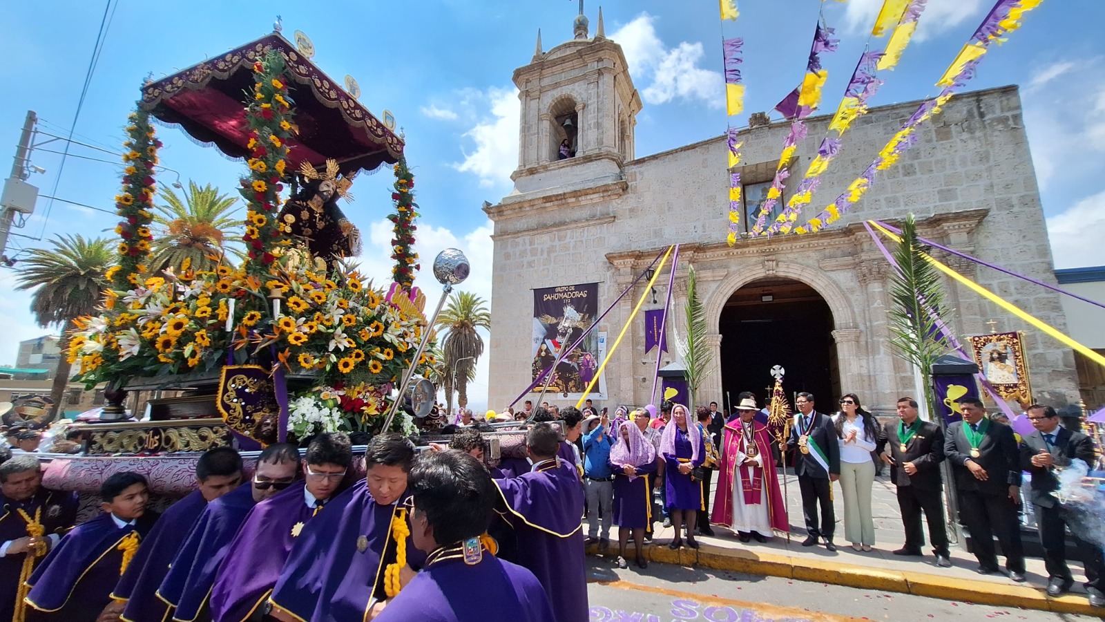 En la víspera, Señor de la Amargura realizó su primera procesión en la Plaza de Paucarpata