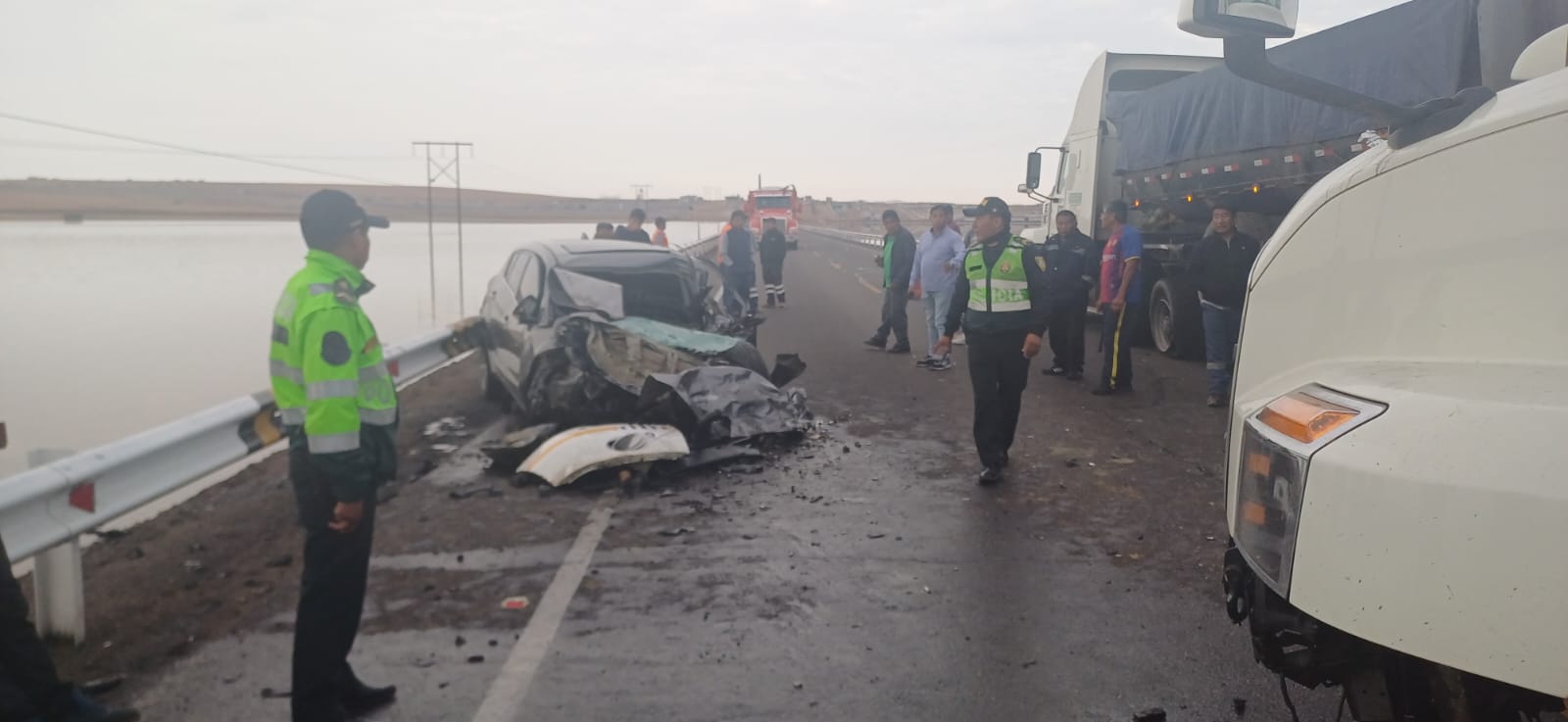 Choque frontal de camión con automóvil deja dos personas gravemente heridas en la vía Arequipa – Matarani