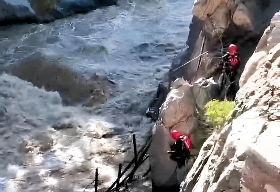 Joven de 28 años cae a río Chili en Uchumayo y desaparece, familiares y policías realizan búsqueda de sus restos