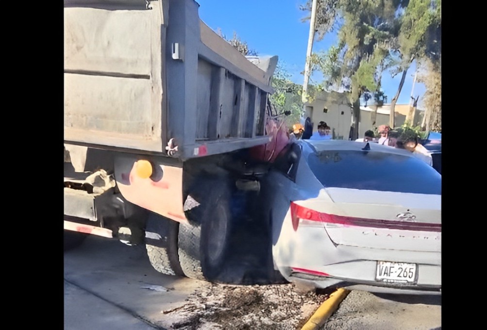 VIDEOS: Automóvil se estrella contra volquete estacionado porque conductora se había equivocado al presionar el acelerador