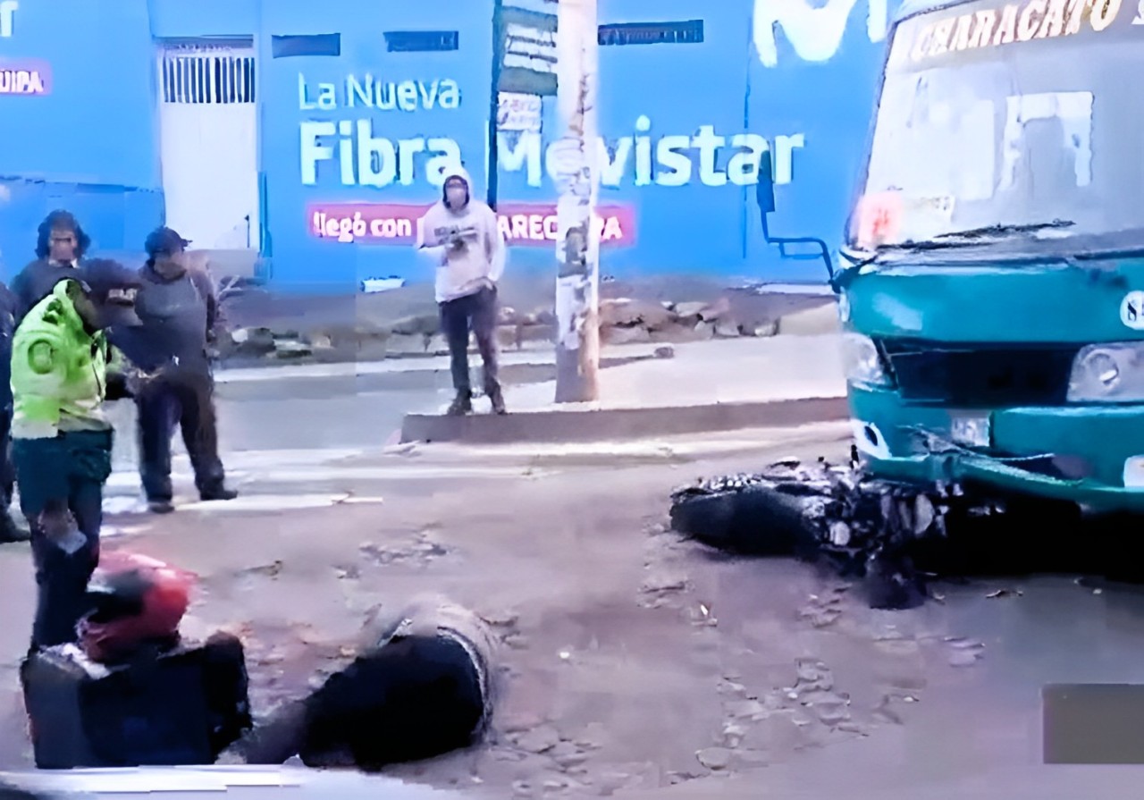 Motociclista es chocado por coaster de transporte urbano en el límite de Socabaya con JLByR