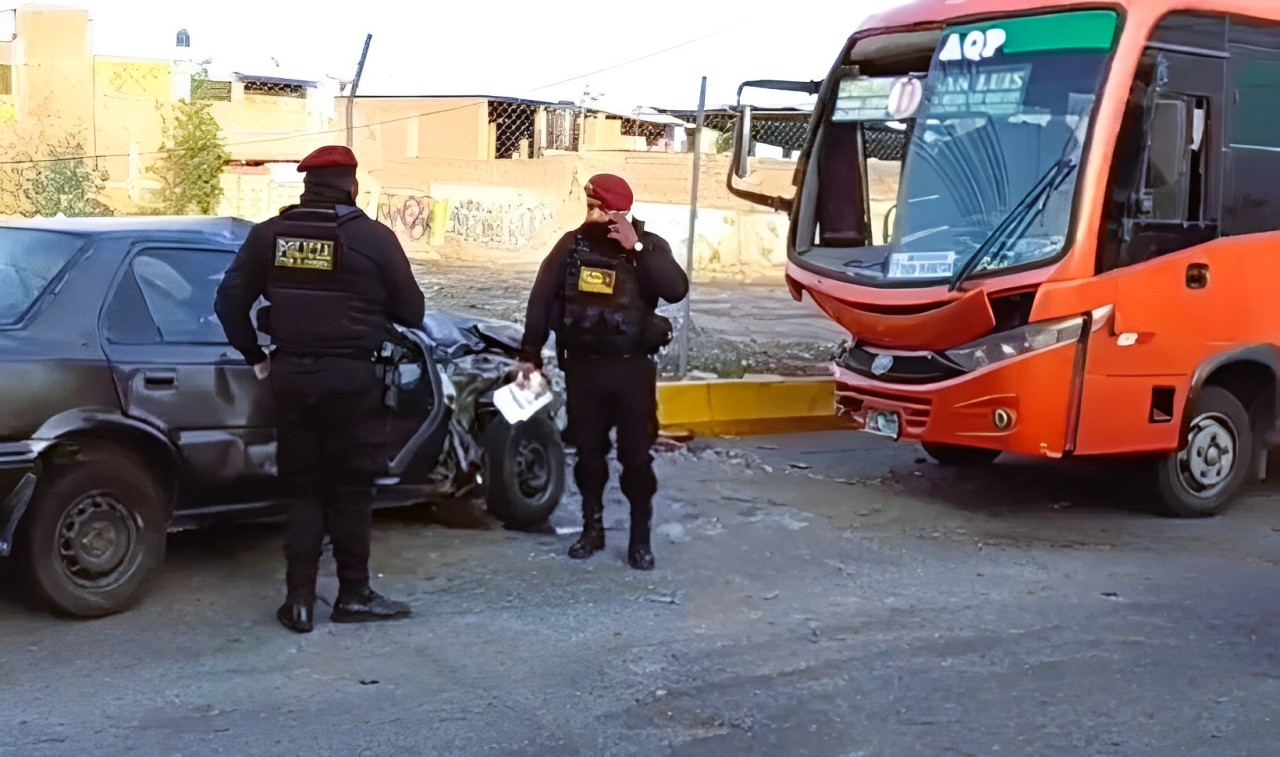 Dos heridos deja choque frontal de un bus de transporte urbano con un automóvil en Lambramani