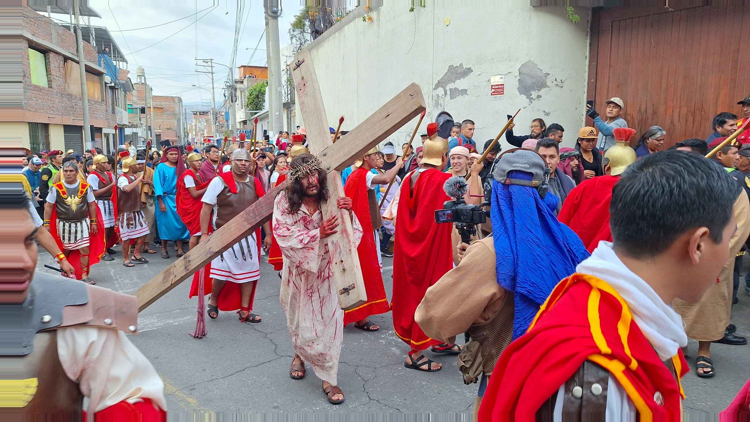Más de 10 mil personas presenciaron tradicional Vía Crucis en Paucarpata
