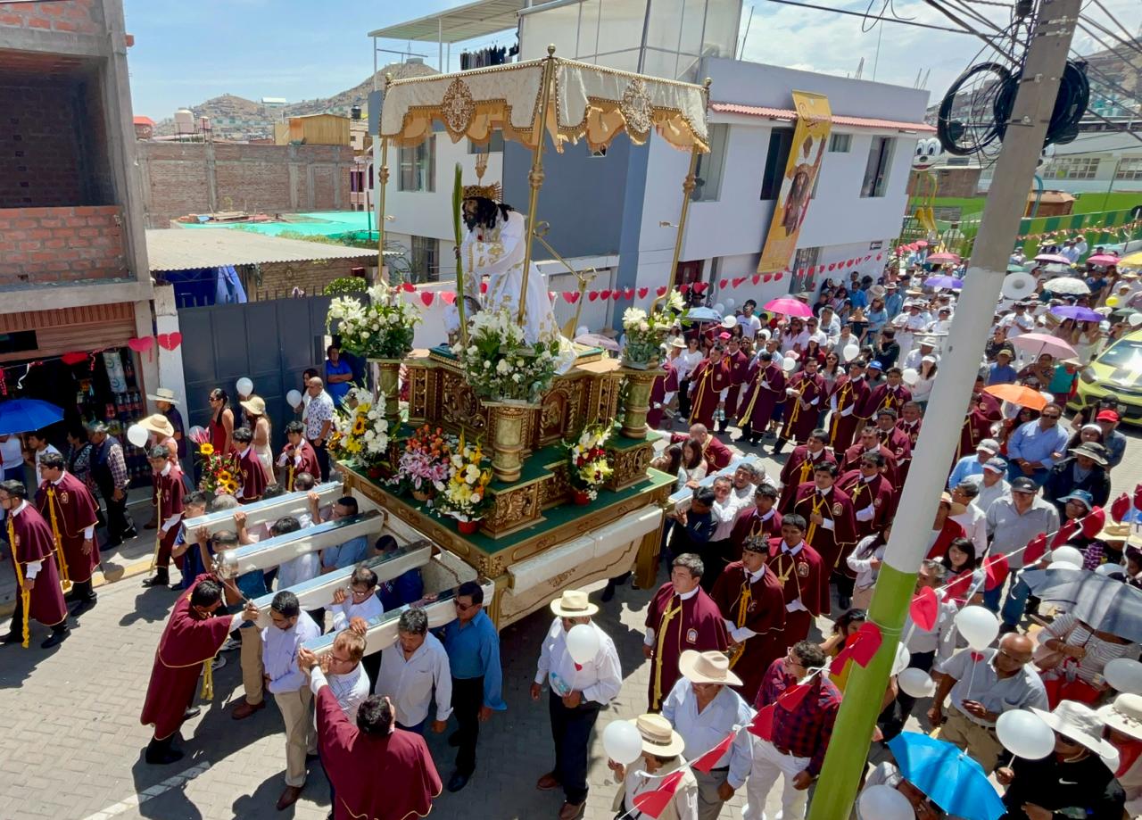 Tradicional bendición de vehículos por domingo de Pascua se realizó en Tiabaya