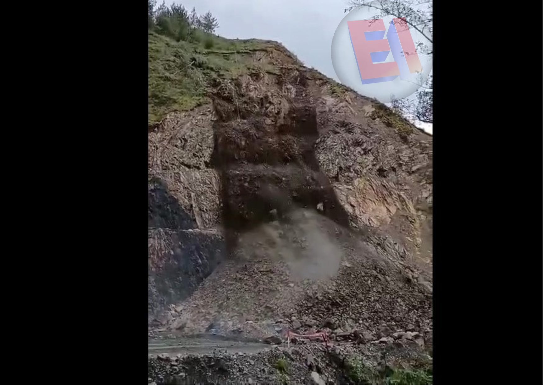 VIDEO Captan momento en que cerro se derrumba y bloquea carretera en la región Ancash
