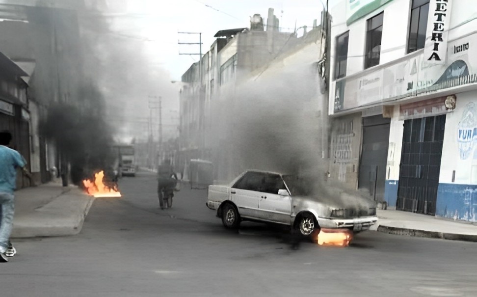 VIDEO: Automóvil se incendia cuando circulaba en la ciudad de Camaná