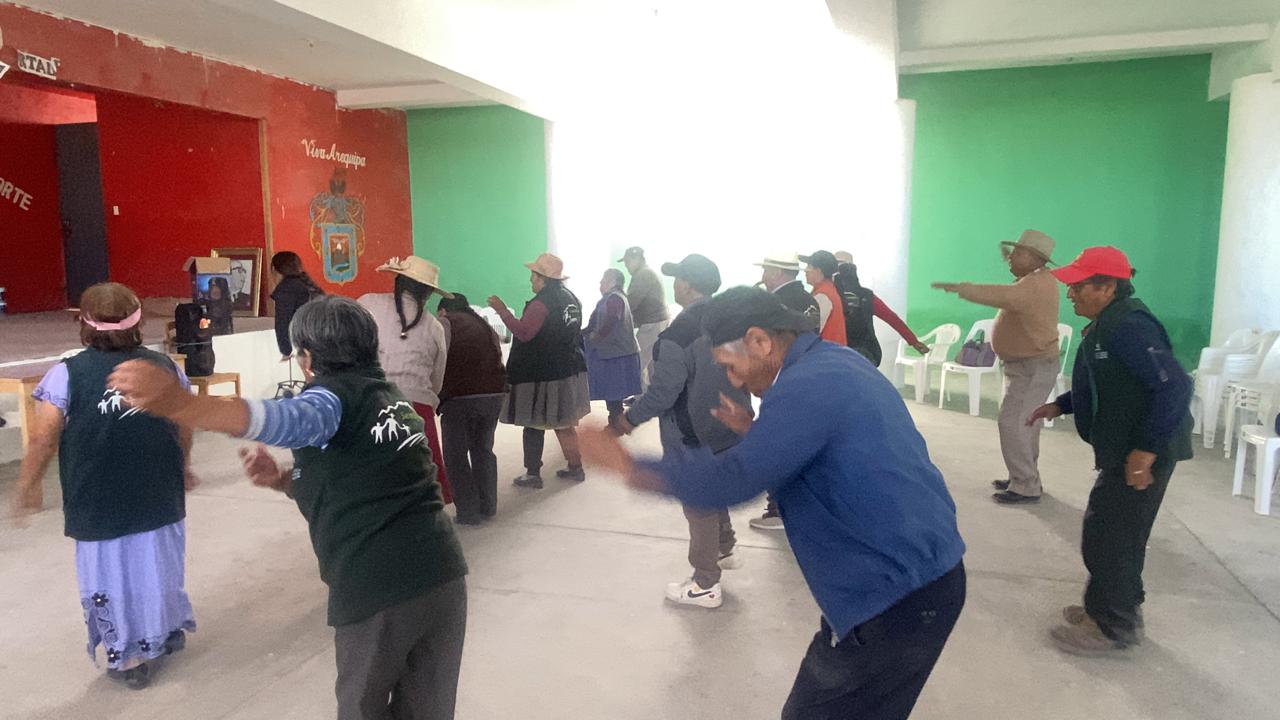 Adultos mayores participan activamente de talleres de actividad física y bailoterapia en Cerro Colorado